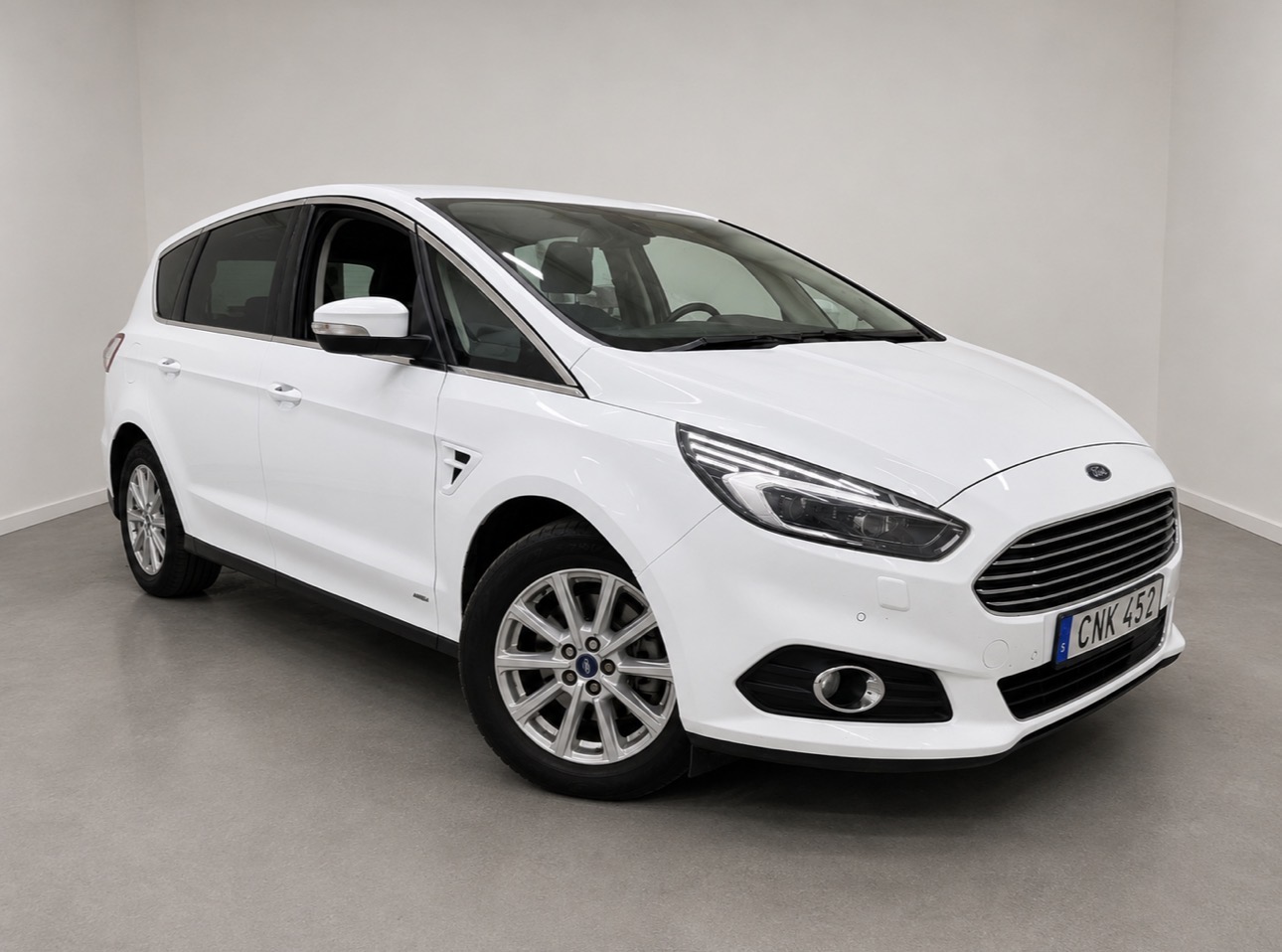 Ford S-MAX Titanium, rymlig familjebil redo för leverans.
