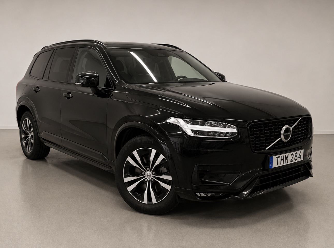 Volvo XC90 R-Design, svart på svart. Välkommen på visning.